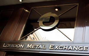 Лондонская биржа металлов (LME) объявила о прекращении торгов медью, свинцом, первичным алюминием и алюминиевыми сплавами из России.