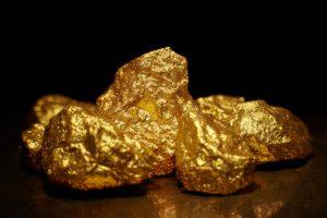 Стоимость золота начала расти на ослаблении доллара
