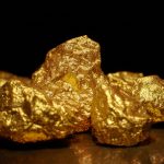 Золото растет в цене на ослаблении доллара