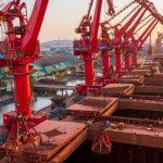 Цены на запасы железной руды в китайских портах и руду, доставляемую по морю, выравниваются