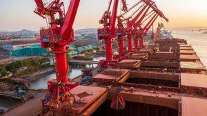 Цены на запасы железной руды в китайских портах и руду, доставляемую по морю, выравниваются