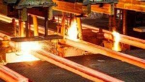 Цена на железную руду падает на фоне ограничений по производству стали в Китае