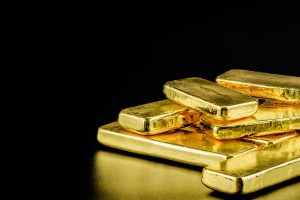 Золото незначительно растет в цене